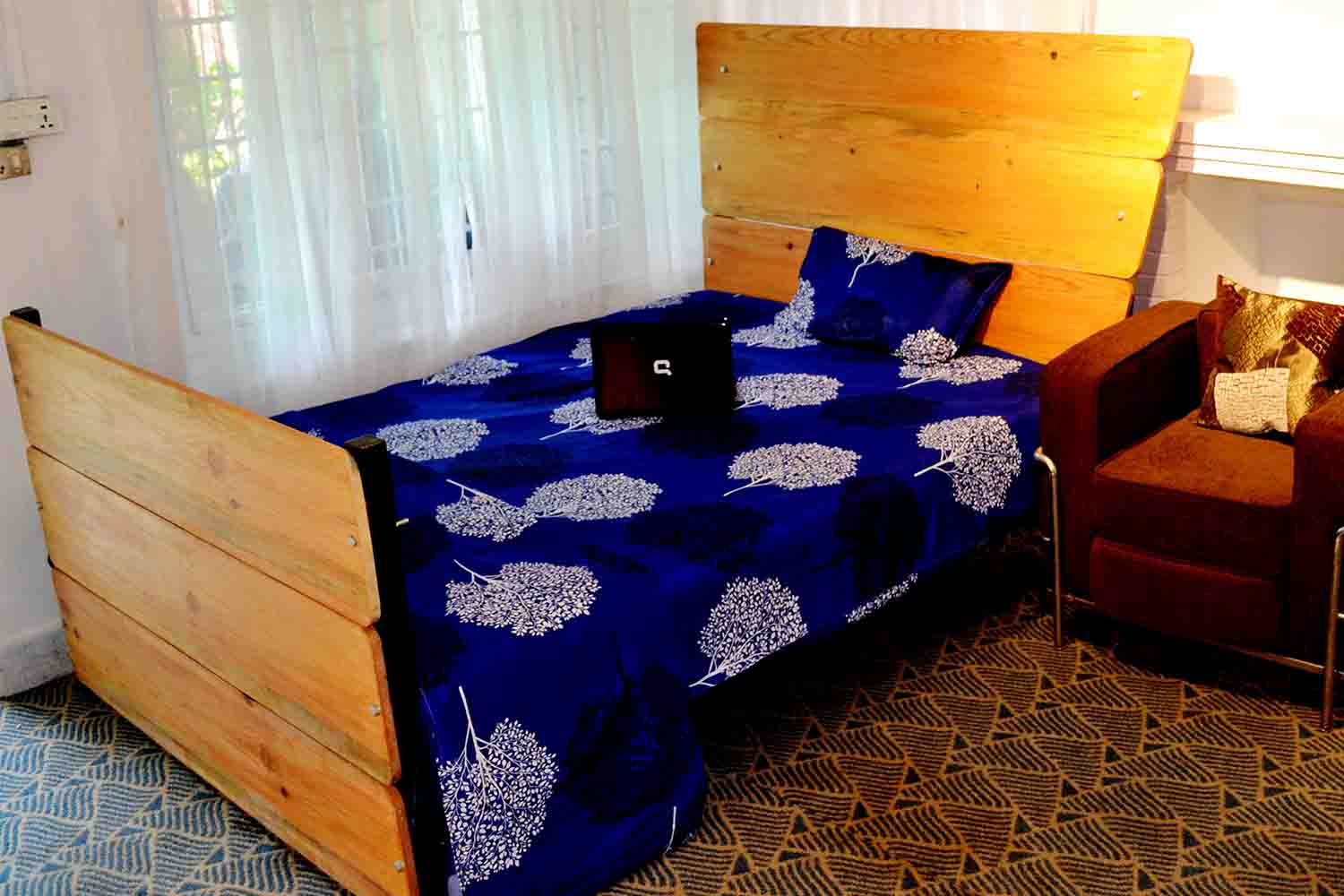 Garud Metal And Wood Bed In Queen Size