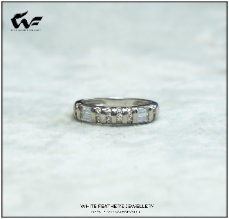 White Feathers Cubic Zircon Silver Ring (3.2 g)