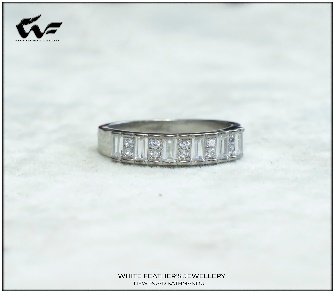 White Feathers Emerald & Princess Half Bezel Silver Band Ring ( 3.5 g ) 