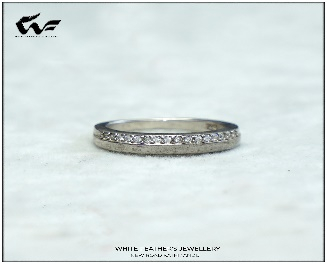 White Feathers Ellipsis Edged Band Silver Ring (3g) for Women