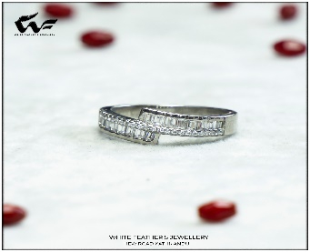 White Feathers Zircon Gap Silver Band Ring (4g) 
