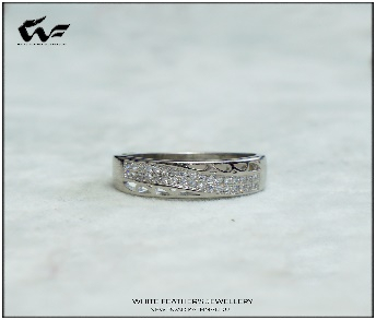 White Feathers Sansy Bezel Silver Band Ring (3.8 g )