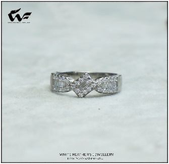 White Feathers Princess Cut Silver Band Ring (4.8 g)