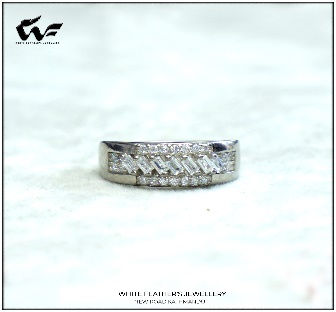 White Feathers Mais Half Bezel Silver Band Ring ( 3.2 g) 