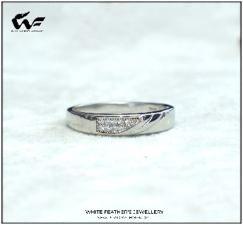 White Feathers Burj Bezel Silver Band Ring (3.2 g) 