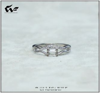 White Feathers Wiggly Baquette Silver Band Ring (4.2 g ) 