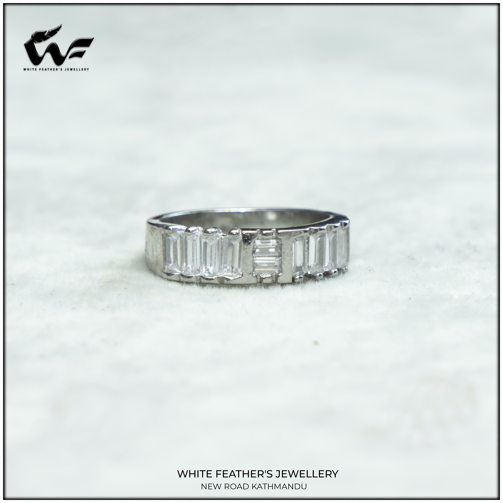 White Feathers Baguitte Half Bezel Silver Band Ring ( 3.4 g ) 